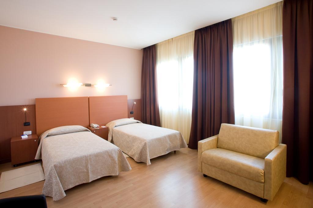 Hotel Mareschi Palace Новара Экстерьер фото
